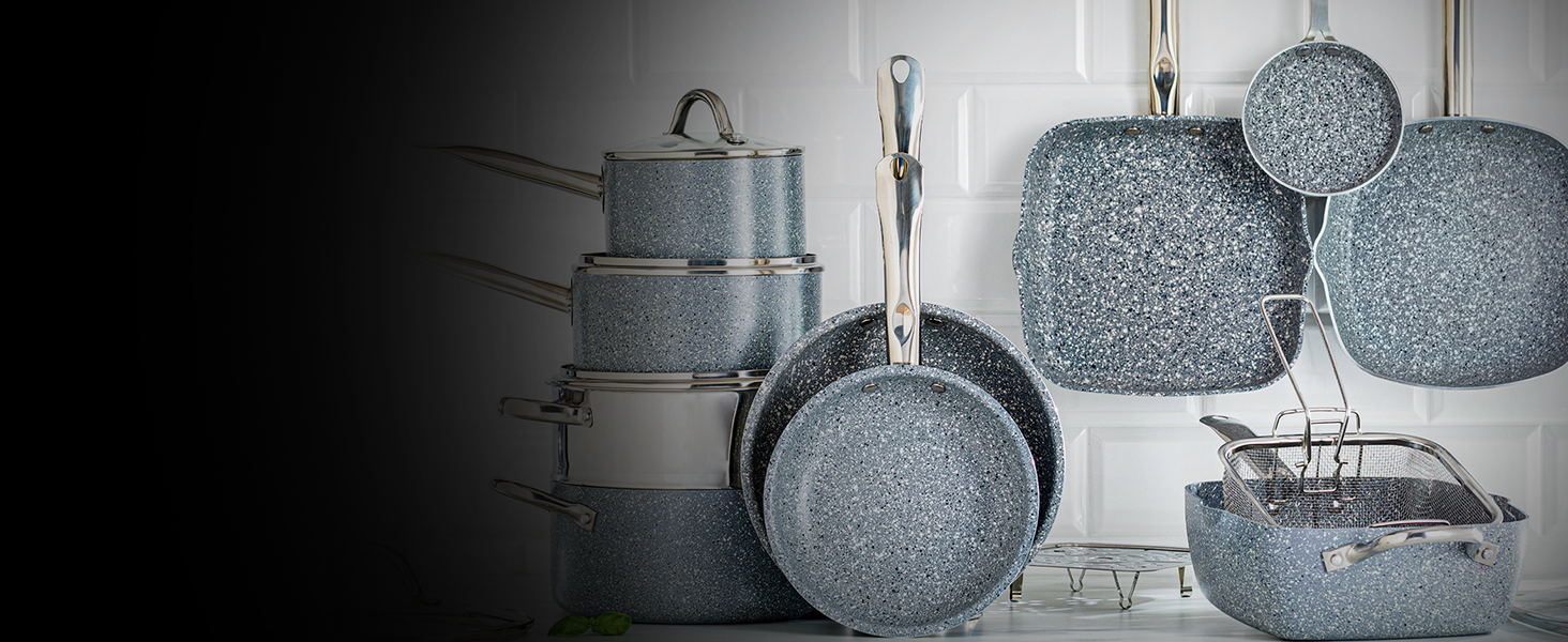 Ensemble d'ustensiles de cuisine gris mouchetés comprenant des casseroles, des poêles et une plaque chauffante carrée. Différentes tailles visibles, avec des poignées en métal et une finition de surface texturée semblable à de la pierre