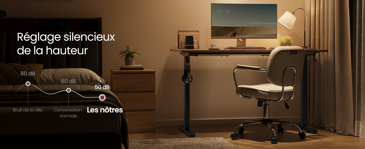 Configuration de bureau réglable en hauteur dans une pièce faiblement éclairée avec chaise de bureau, lampe de bureau et aménagement minimaliste de l'espace de travail