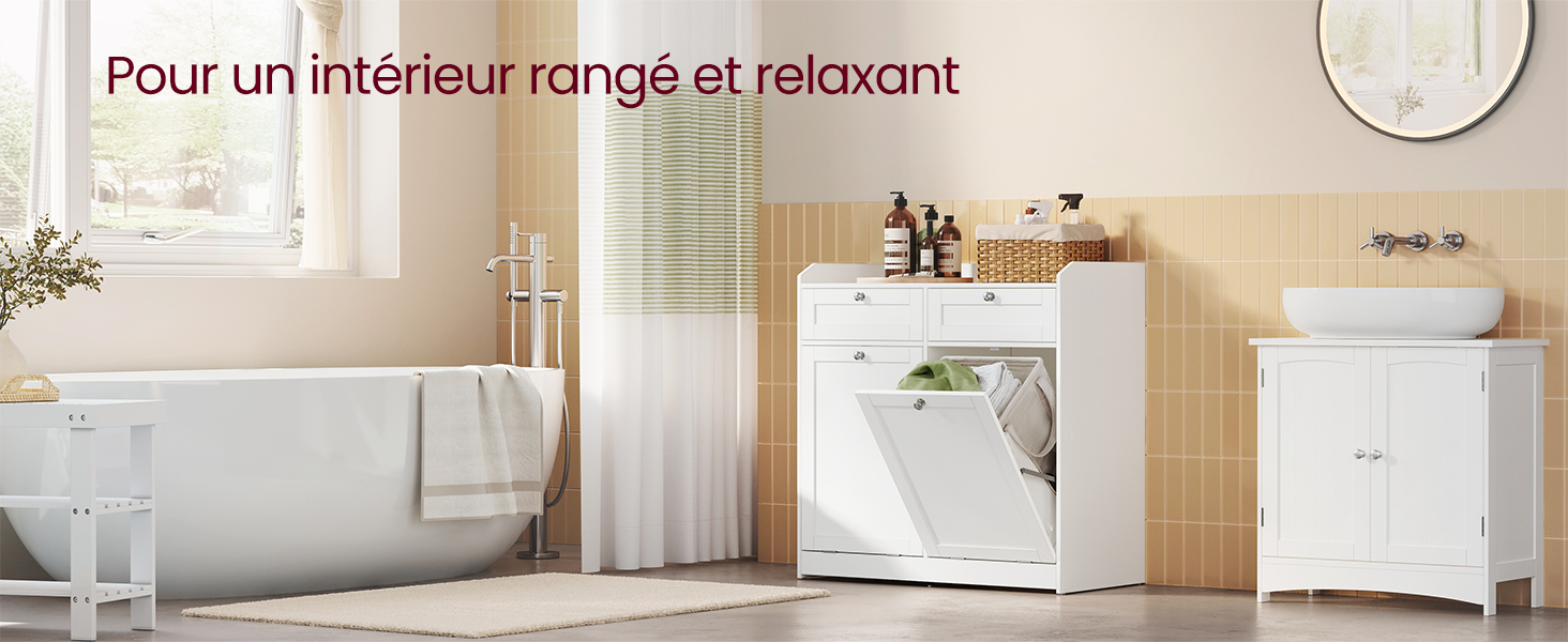 Intérieur de salle de bain moderne avec mobilier blanc comprenant une baignoire autoportante, une armoire de rangement avec panier à linge intégré et une unité de rangement supplémentaire