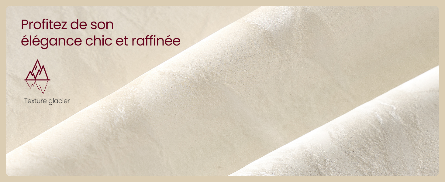 Gros plan d'un tissu ou d'un matériau lisse de couleur crème avec des ombres diagonales créant un aspect texturé. Le texte en français évoque l'élégance et le raffinement.