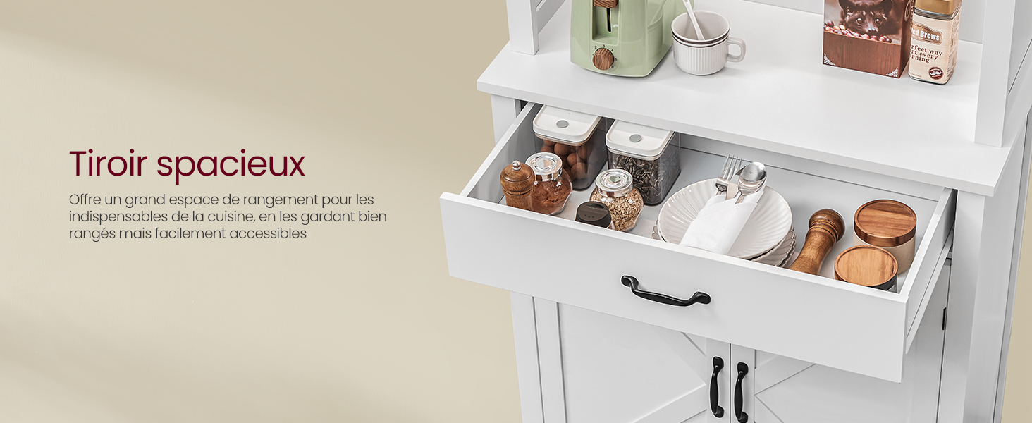 avec tiroir ouvert révélant un rangement organisé pour les épices, les bocaux et les ustensiles. Le comptoir présente de petits appareils électroménagers et des objets de décoration