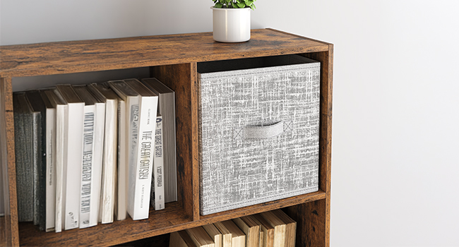 un gros plan d'une bibliothèque avec une bibliothèque dans un salon