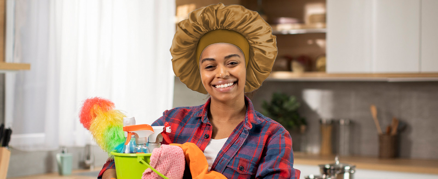 avec des produits de nettoyage, y compris un plumeau coloré et un seau de nettoyage vert