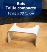 Tabouret ou repose-pieds en bois incurvé blanc aux dimensions compactes de 18 cm de hauteur sur 38 cm de longueur, exposé sur