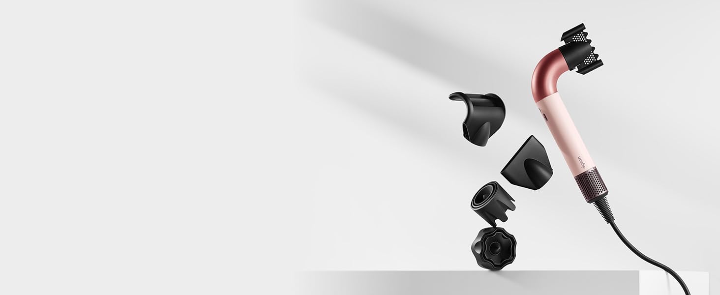 Le sèche-cheveux Dyson Supersonic r entouré de sa gamme d’embouts.
