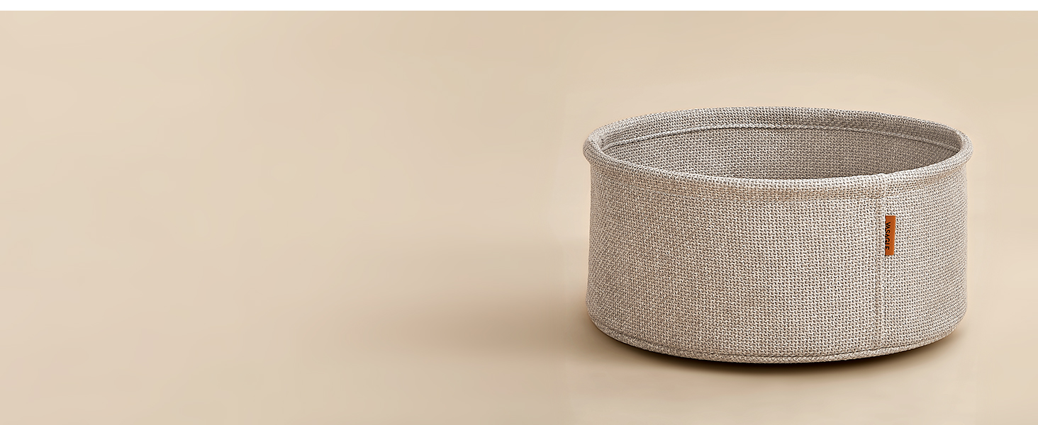 Petit panier ou contenant rond tressé en matériau de couleur claire, susceptible de servir de rangement ou de décoration