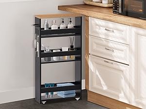 Chariot de rangement de cuisine mobile avec structure en métal noir et plateau en bois, avec plusieurs niveaux pour le rangement et des roues pour la mobilité. Présenté dans un décor de cuisine moderne contre des armoires blanches.