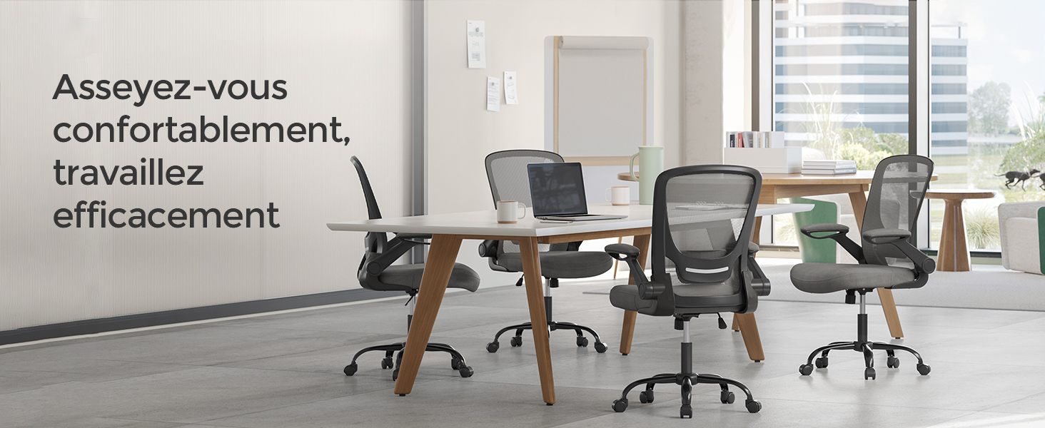 Espace de bureau moderne avec tables en bois et chaises de bureau grises en maille. Le texte en français superposé se lit comme suit : « Asseyez-vous confortablement, travaillez efficacement