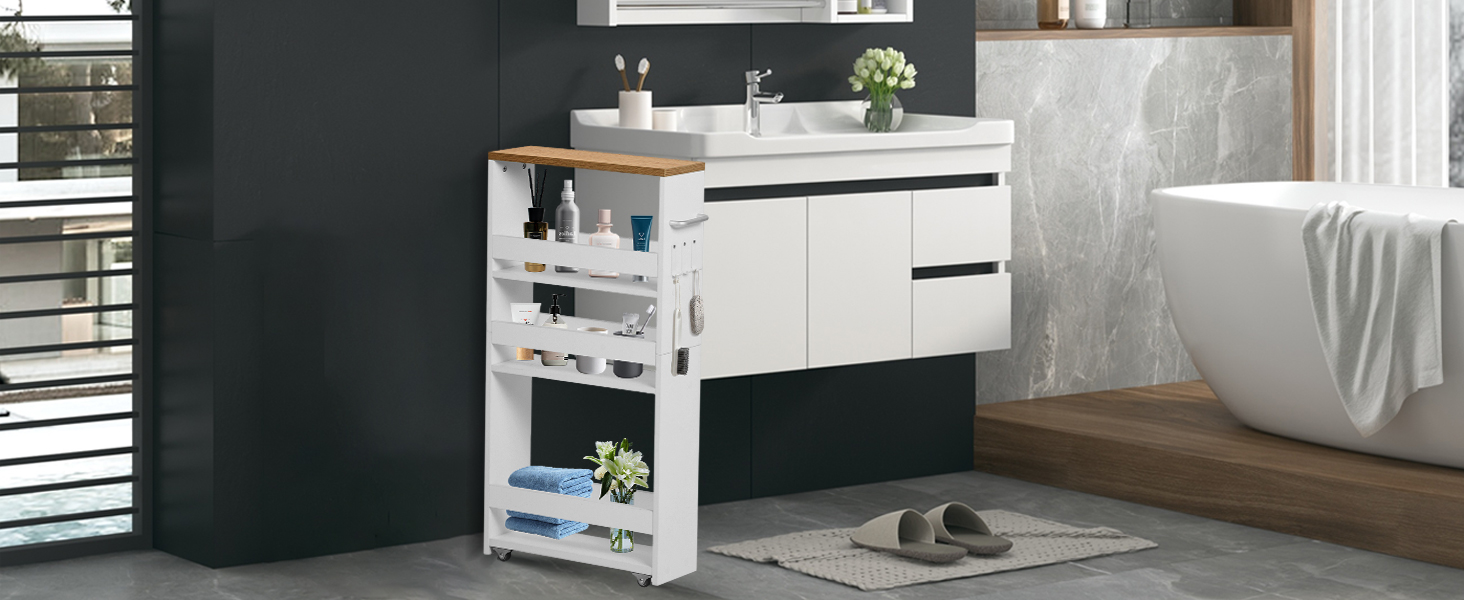 Intérieur de cuisine moderne présentant des armoires en noir et blanc avec des appareils intégrés et une quincaillerie élégante dans un design minimaliste.