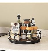 Plateau de service décoratif en bois avec poignées en métal, illustré avec diverses bougies, bouteilles et objets décoratifs dans de multiples arrangements.