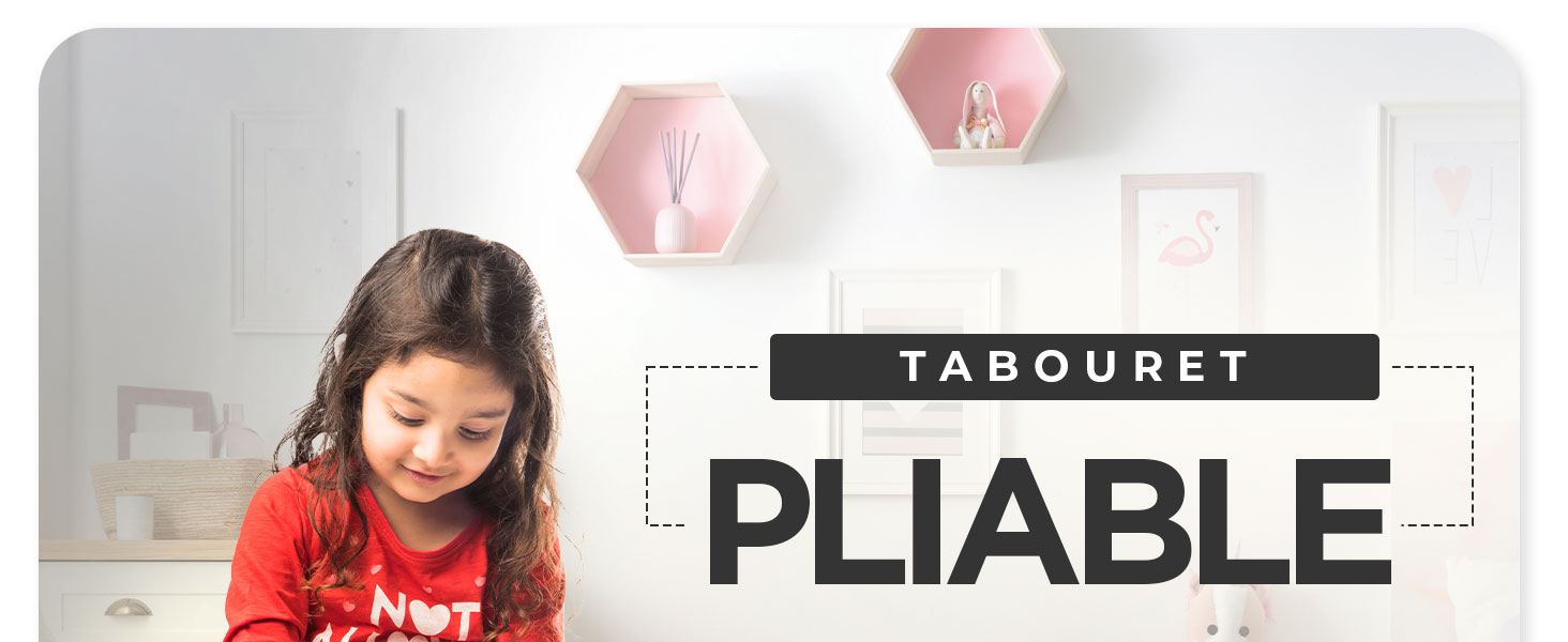 Image partielle montrant le texte « TABOURET PLIABLE ». Étagères murales hexagonales roses visibles en arrière-plan. Suggère un tabouret ou une chaise pliable, mais l'article complet n'est pas illustré.
