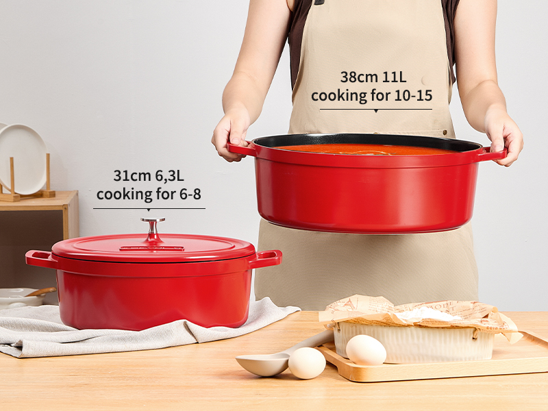 Le texte se lit comme suit : « 38 cm 11 L pour 10 à 15 » et « 31 cm 6,3 L pour 6 à 8 ». Deux fours hollandais en fonte émaillée rouge présentés avec des couvercles sur un comptoir en bois, à côté de l'ail et d'un torchon.