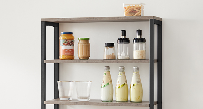 . Étagères de style industriel avec structure en métal noir et étagères en bois clair, présentant un assortiment d'articles de cuisine