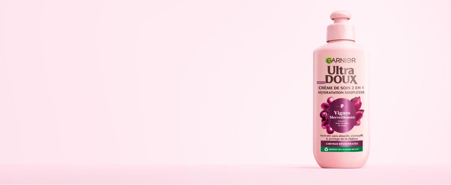 Produit en bouteille rose affiché sur fond rose, créant une configuration de photographie de produit monochrome.