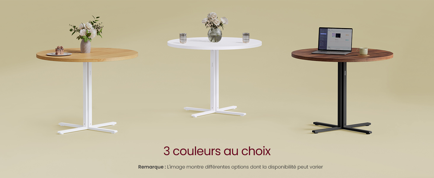 Trois tables d'appoint rondes avec des plateaux et des bases de couleurs différentes. La table de gauche a un plateau en bois et une base blanche, le centre a un dessus et une base blancs, la table de droite a un plateau en bois foncé et une base noire.