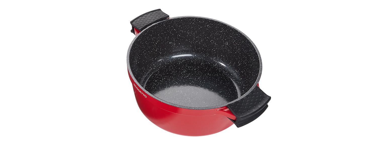 Poêle ou poêle ronde avec extérieur rouge et surface intérieure antiadhésive foncée.