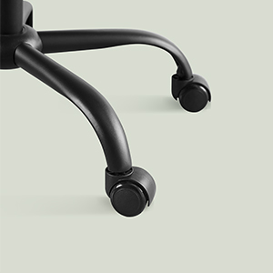 Gros plan d'une chaise ou d'un meuble en métal noir avec roulettes, présentant un design incurvé et une finition de surface lisse