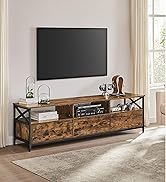 avec structure en métal. Comprend trois tiroirs, des étagères ouvertes et des supports latéraux en forme de X. Montré dans le décor du salon.