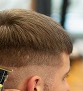 Gros plan de la coupe courte d'un homme, en mettant l'accent sur le dos et les côtés soigneusement coupés, mettant