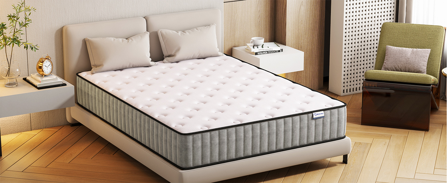 un matelas sur un lit
