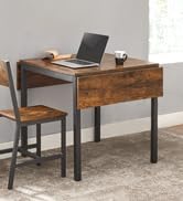 un bureau avec une chaise et un ordinateur portable dessus.