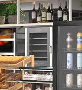 un réfrigérateur à porte vitrée