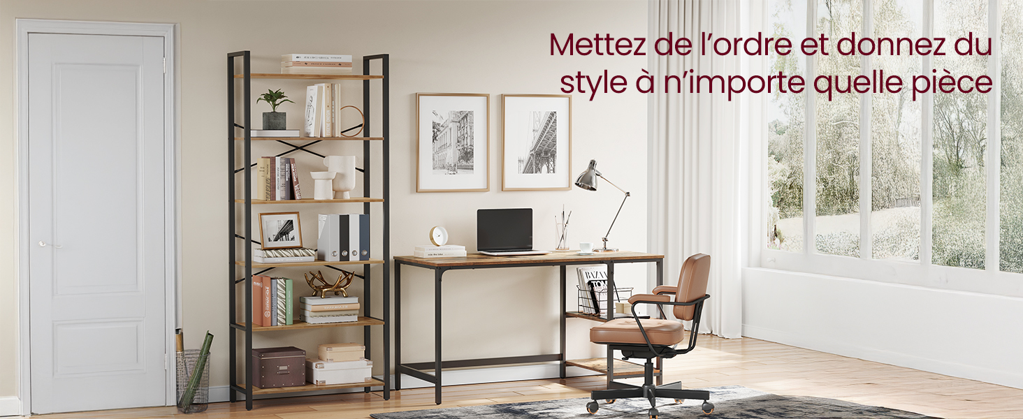 avec bureau, chaise et étagère. Bureau en bois clair avec structure en métal, étagères assorties. Fauteuil ergonomique. Porte blanche et grandes fenêtres laissant entrer la lumière naturelle.