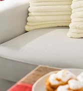 Plusieurs images de serviettes pliées blanches empilées soigneusement dans divers arrangements, montrant de la texture et des motifs de pliage.