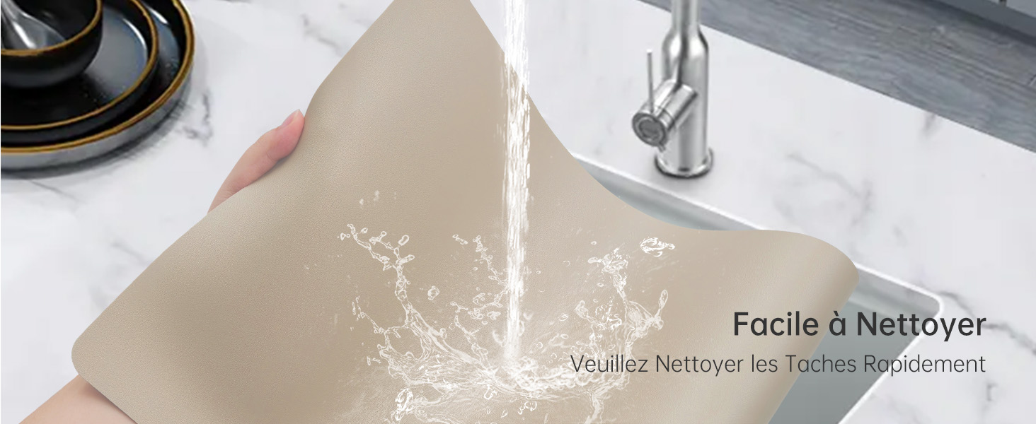 Le texte indique « Facile à nettoyer ». Images rapprochées de la procédure de nettoyage ou d'entretien sur une surface de couleur claire.
