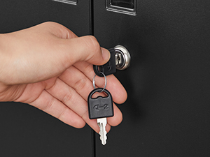 une personne ouvre une clé dans une porte