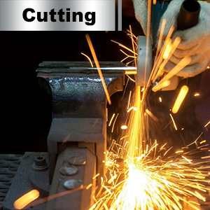 Le texte se lit comme suit : « Couper ». Procédé de découpe de métal industriel montrant des étincelles brillantes volant pendant le fonctionnement, démontrant les capacités de fabrication des métaux.