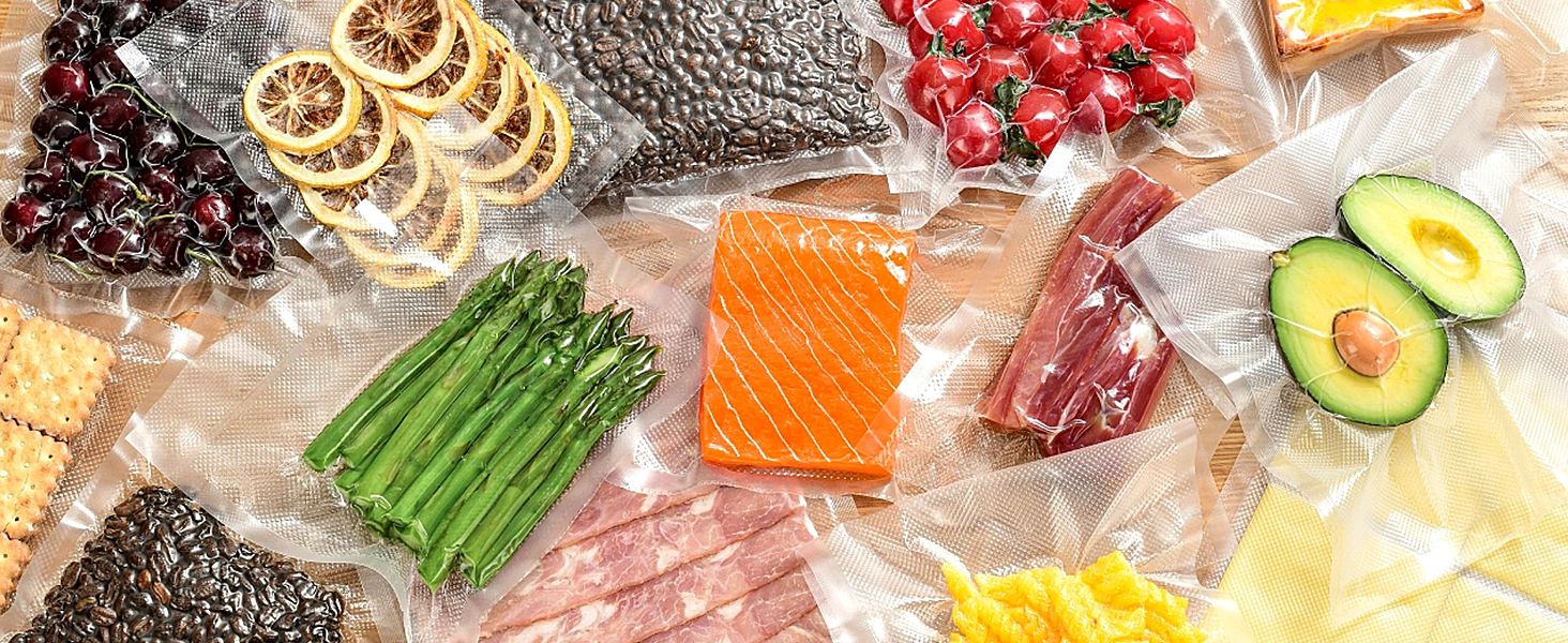 Produits alimentaires scellés sous vide, notamment du saumon, des asperges, des avocats, des baies et d'autres produits, disposés sur une surface texturée