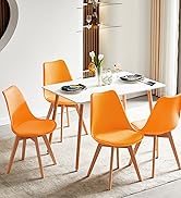 avec table rectangulaire blanche et quatre chaises en plastique moulé orange avec pieds en bois, dans un espace intérieur lumineux.
