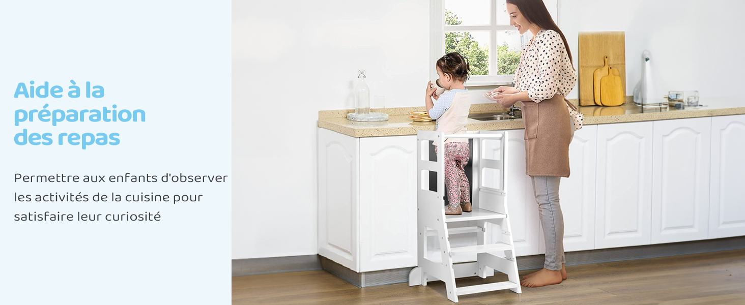 Scène de cuisine avec armoires blanches et comptoir en bois. Enfant debout sur un escabeau à côté d'un adulte, aidant à la préparation des repas.