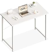 Le texte indique « ODK ». Configuration du bureau de jeu blanc présentée sous plusieurs angles, avec un design épuré et minimaliste avec gestion des câbles intégrée et points de montage des accessoires.