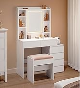 avec grand miroir, étagères intégrées et tiroirs. Tabouret assorti inclus. Placé contre un mur beige dans le décor d'une chambre à coucher.