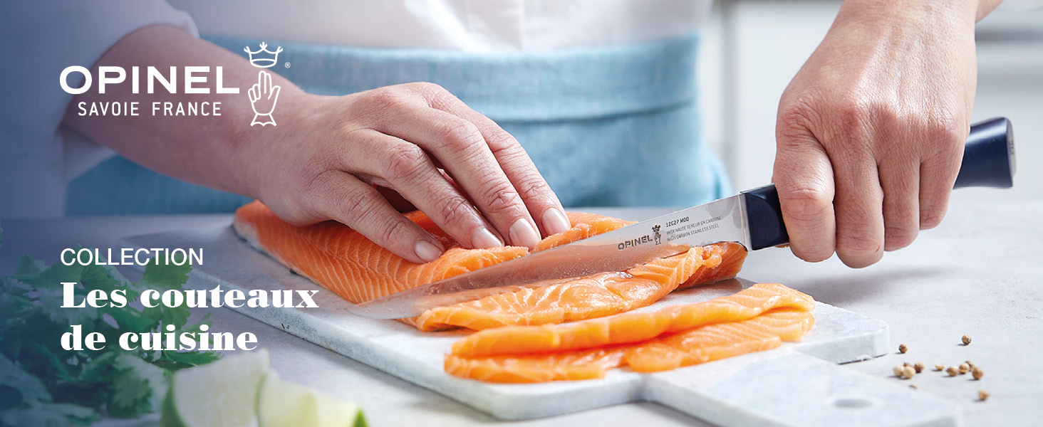 utilisé pour trancher le saumon sur une planche à découper, avec des carottes à proximité. Le couteau a un manche en bois et une lame en métal.