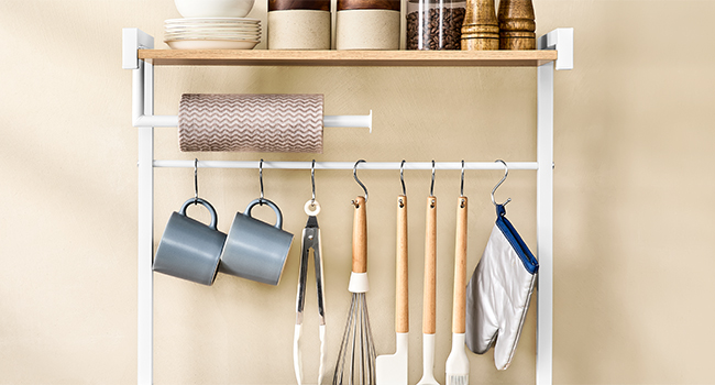 avec étagère en bois, cadre en métal et tringle de suspension. Peut contenir de la vaisselle, des bocaux, des tasses et des ustensiles, y compris un fouet, des pinces et des cuillères en bois. Le torchon est suspendu à