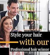 Image promotionnelle de coiffure professionnelle avec superposition de texte annonçant des ciseaux à cheveux professionnels, située dans un environnement de salon moderne avec des étagères