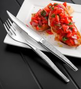 Images rapprochées montrant une séquence de préparation d'un aliment ou d'un ingrédient en rouge.