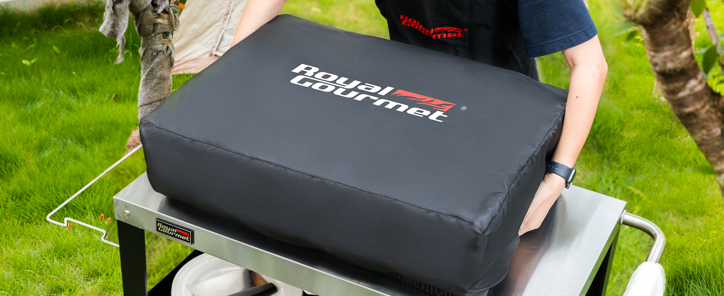 avec le logo « Royal Gourmet » sur un support en métal à l'extérieur. Il s'agit apparemment d'une housse de gril ou d'un accessoire pour la cuisine en extérieur.