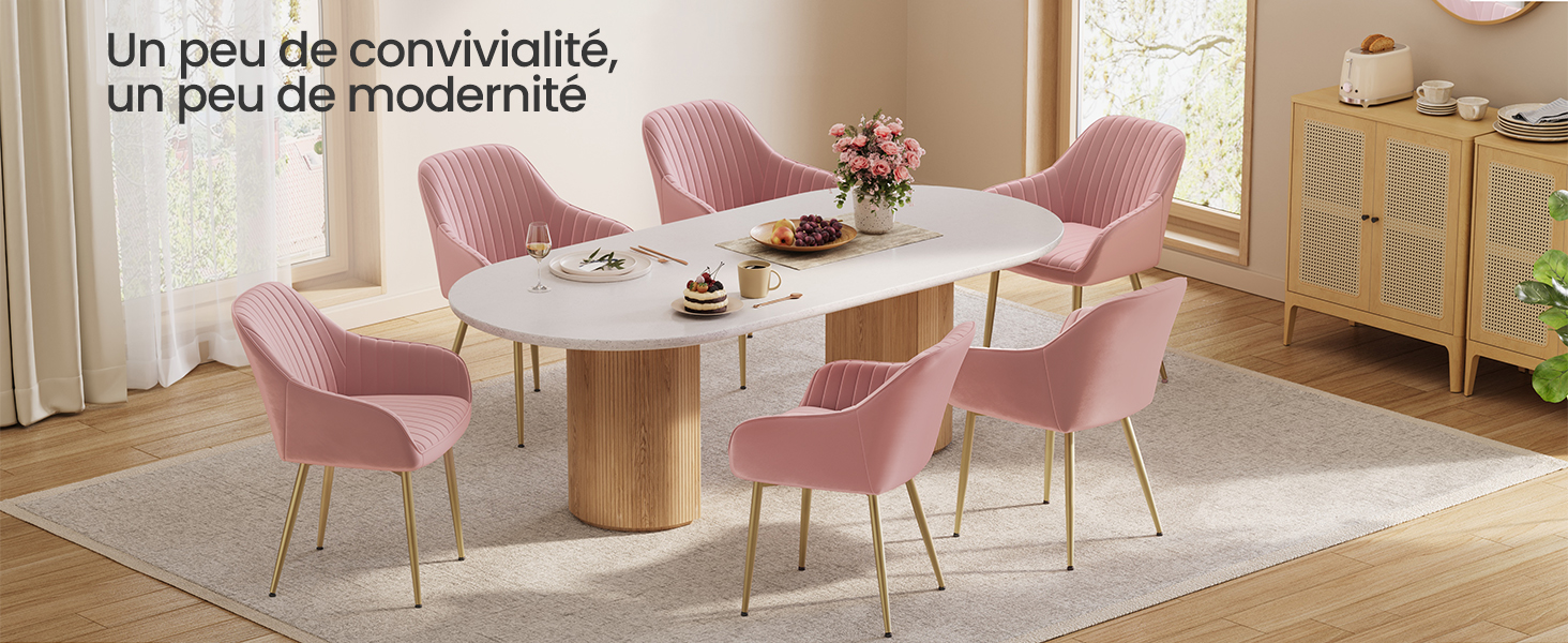 comprenant une table ovale en marbre blanc avec base en bois, entourée de six chaises en velours rose aux pieds dorés
