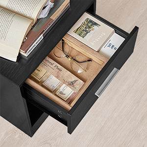 un tiroir dont un tiroir est ouvert pour laisser apparaître une paire de lunettes.