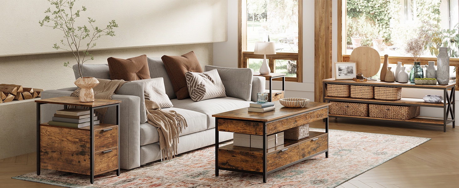 Salon avec canapé gris, table basse rustique en bois et métal, tables d'appoint et meuble TV. Paniers tissés pour le rangement, palette de couleurs neutres avec des accents bruns.