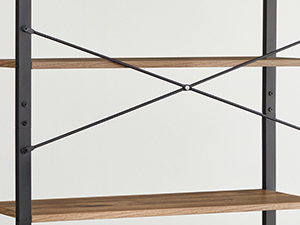 avec trois étagères en bois soutenues par un cadre en métal noir. Le cadre comporte des croisillons en forme de X sur les côtés pour plus de stabilité