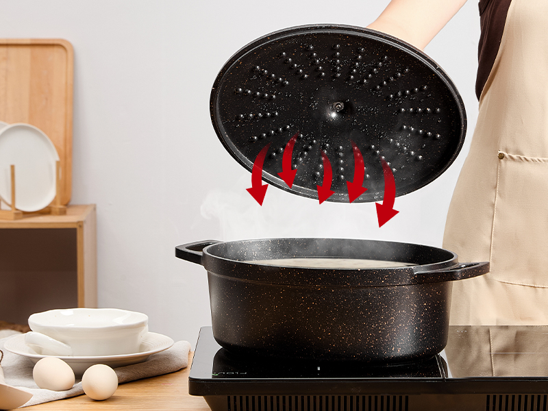 Plusieurs vues d'une marmite noire avec couvercle perforé, montrant différents angles et des démonstrations d'utilisation de ce qui semble être un ustensile de cuisine.