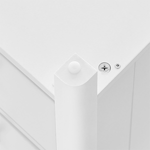 Détail rapproché d'un joint d'angle ou d'un point de connexion blanc avec vis ou mécanisme de fixation visible