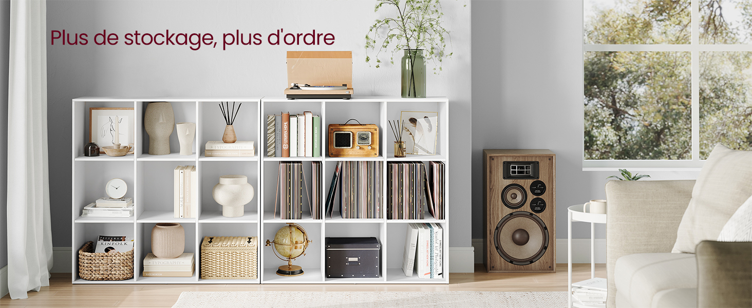 avec compartiments contenant des livres, des paniers et des objets de décoration. Le texte en français mentionne le stockage et l'organisation.