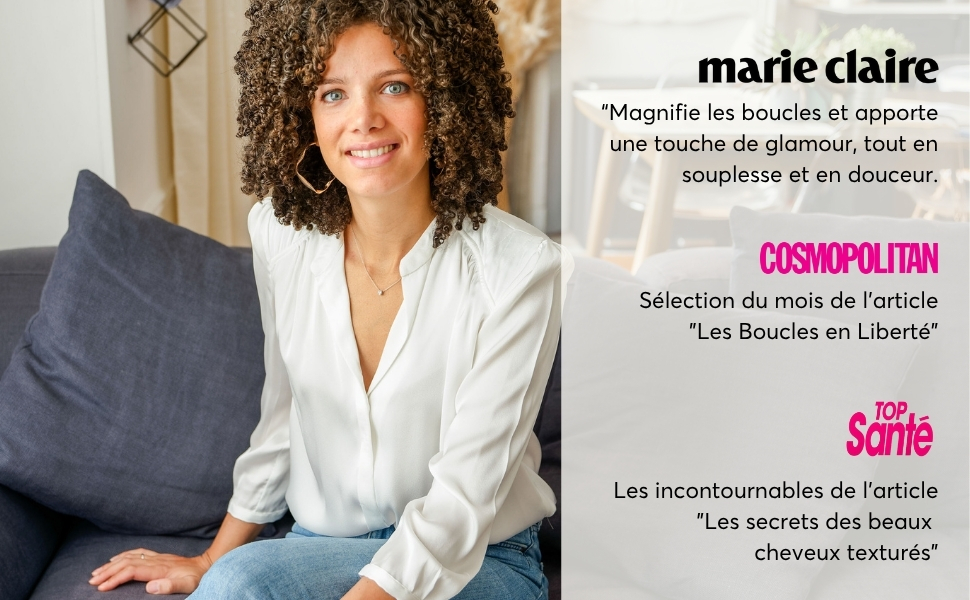 Femme aux cheveux bouclés portant un chemisier blanc et un jean, assise sur un canapé. Logos de magazines et superposition de texte en français décrivant la coiffure