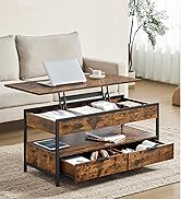 avec plateau relevable, tiroirs et étagère inférieure, placée devant un canapé beige dans un salon